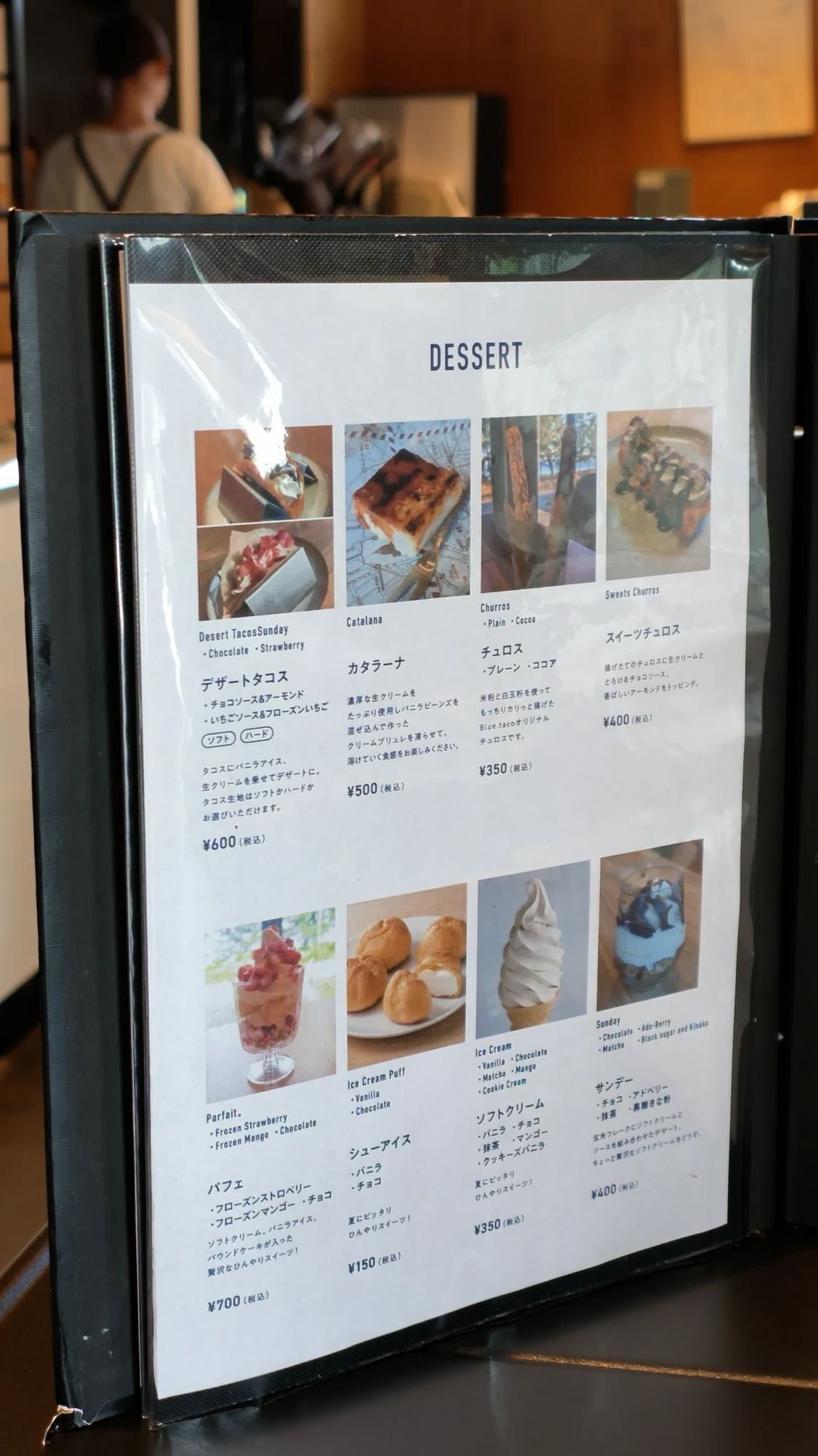 (左)デザートのメニュー/(右)アイスのケース