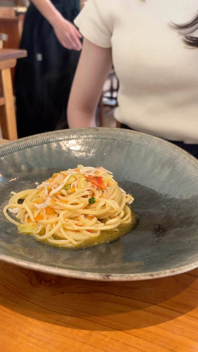 (左)春キャベツと白魚のパスタ/(右)川海老と新玉ねぎのピッツァ