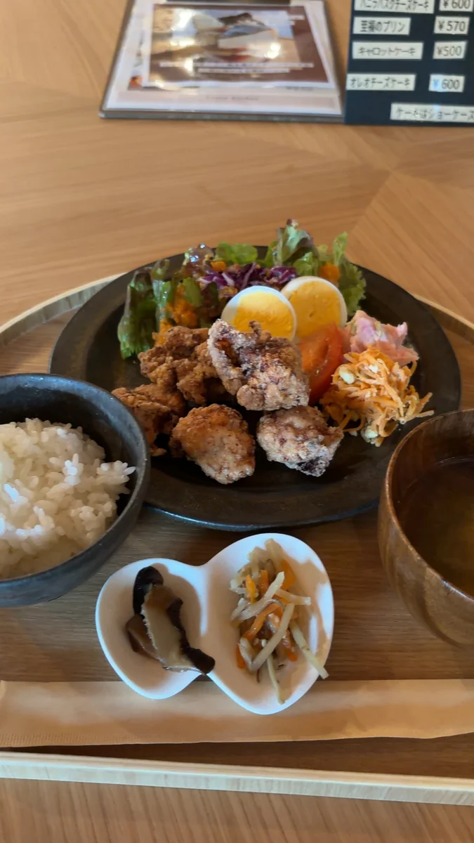 Aランチの至福のハンバーグ(左)/Cランチの白味噌の鶏から(右)