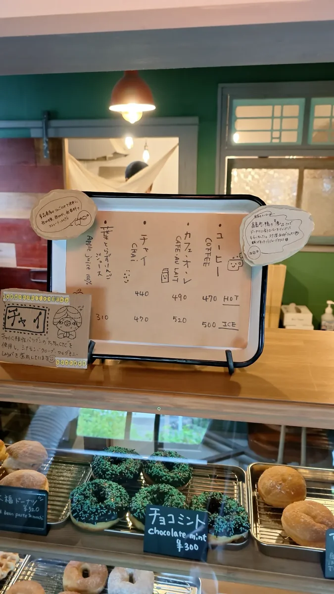(左)ドリンクのメニュー/(右)コーヒーを注ぐ手元