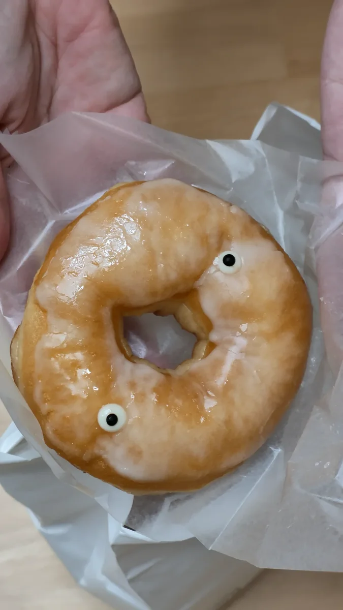 (左)目のついたシュガーグレーズ/(右)ちぎったところ