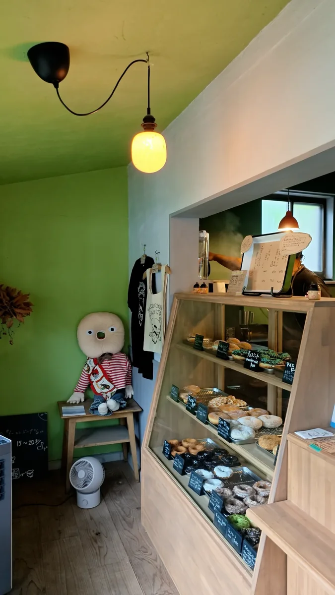 (左)緑の壁の店内。右手がショーケース/(右)ワッフルとシナモンシュガー、チョコファッション