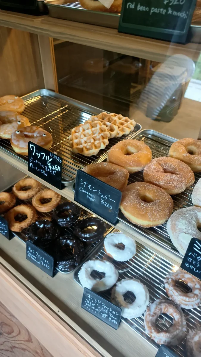 (左)緑の壁の店内。右手がショーケース/(右)ワッフルとシナモンシュガー、チョコファッション