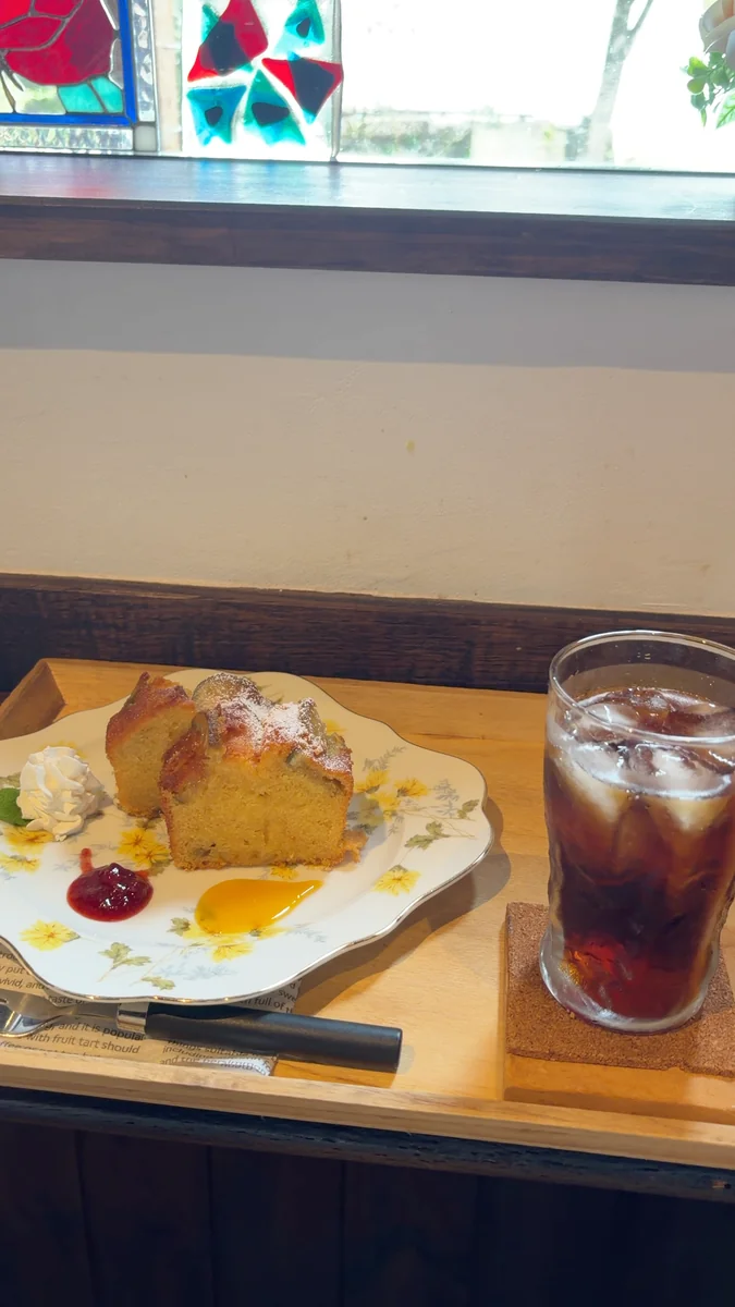 （左）かぼすのシロップ漬けのパウンドケーキと、アイスコーヒー／（右）グラス入りのレモンムース。セミノールのソースが添えられています