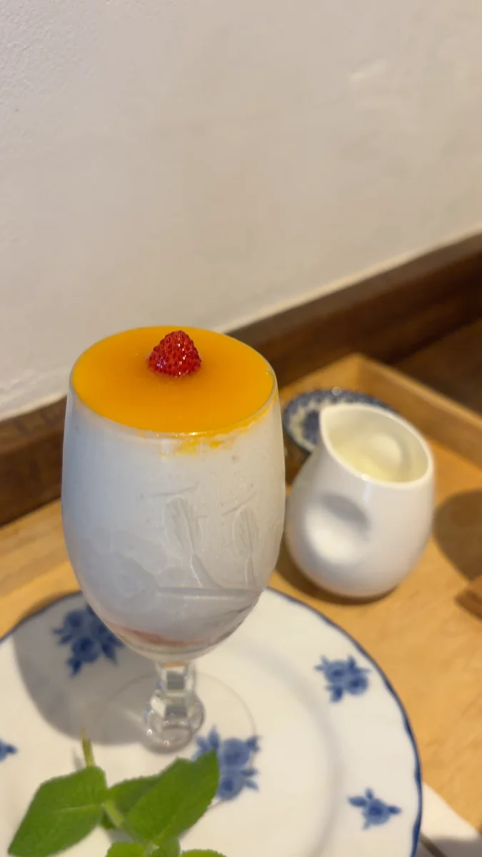 （左）かぼすのシロップ漬けのパウンドケーキと、アイスコーヒー／（右）グラス入りのレモンムース。セミノールのソースが添えられています
