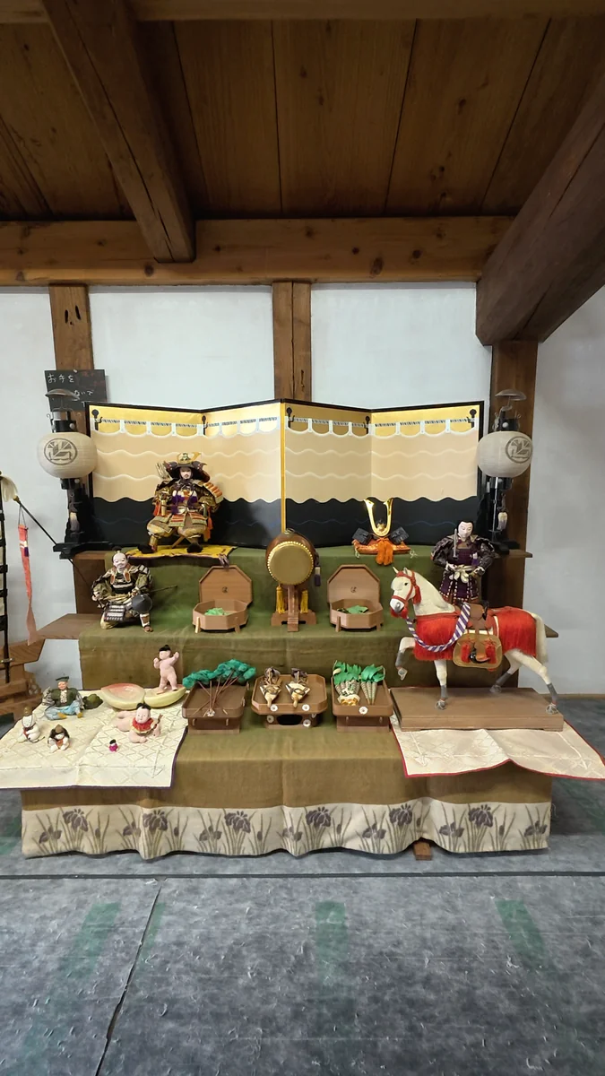 （左）1階。右手が窓際のカウンター、左手にテーブル席。奥が入口です／（右）2階の五月人形。6月上旬の訪問時に出ていました