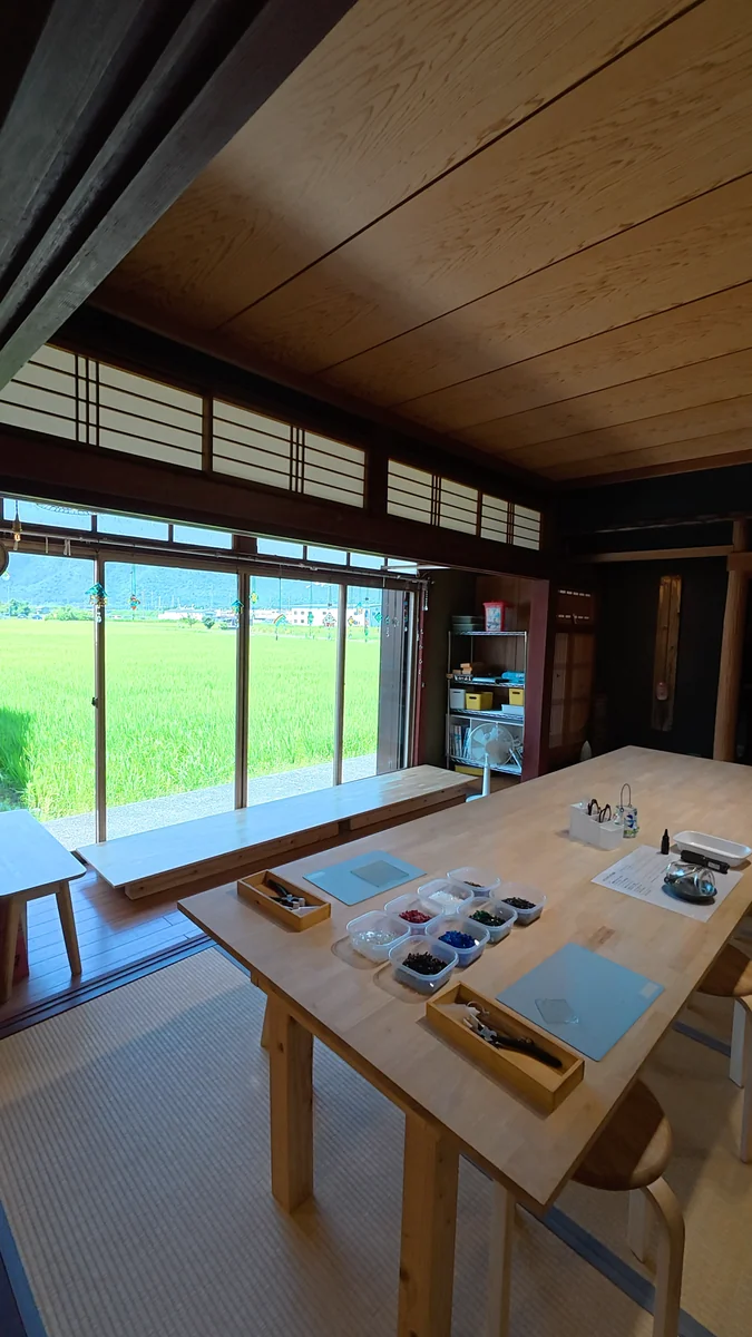 体験するのは畳の部屋。窓の外は田んぼです（左）／窓辺に吊るしてあるサンキャッチャー（右）
