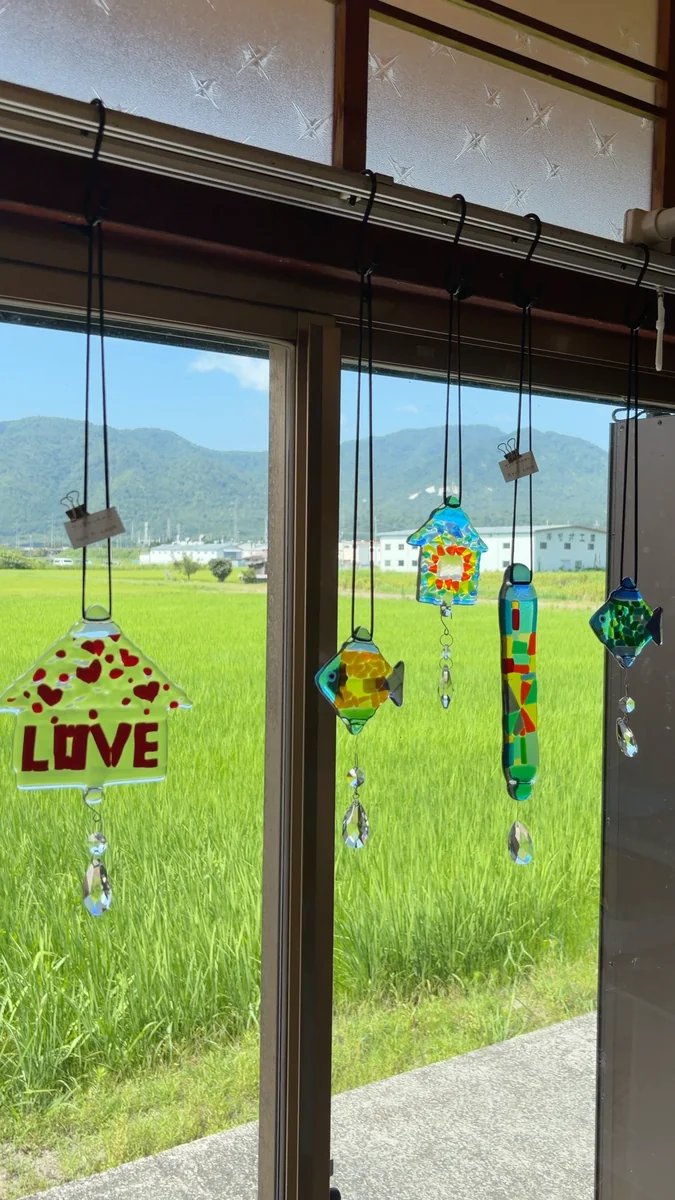 体験するのは畳の部屋。窓の外は田んぼです（左）／窓辺に吊るしてあるサンキャッチャー（右）