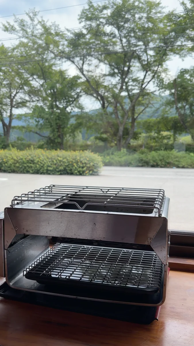 （左）席に据えてある焼き台／（右）外の生簀