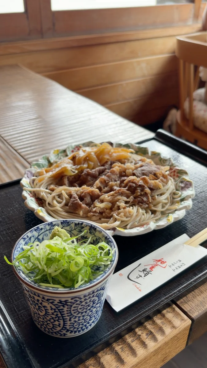 （左）たっぷり長いもそば（冷）／（右）すき風近江牛載せざるそば（冷）