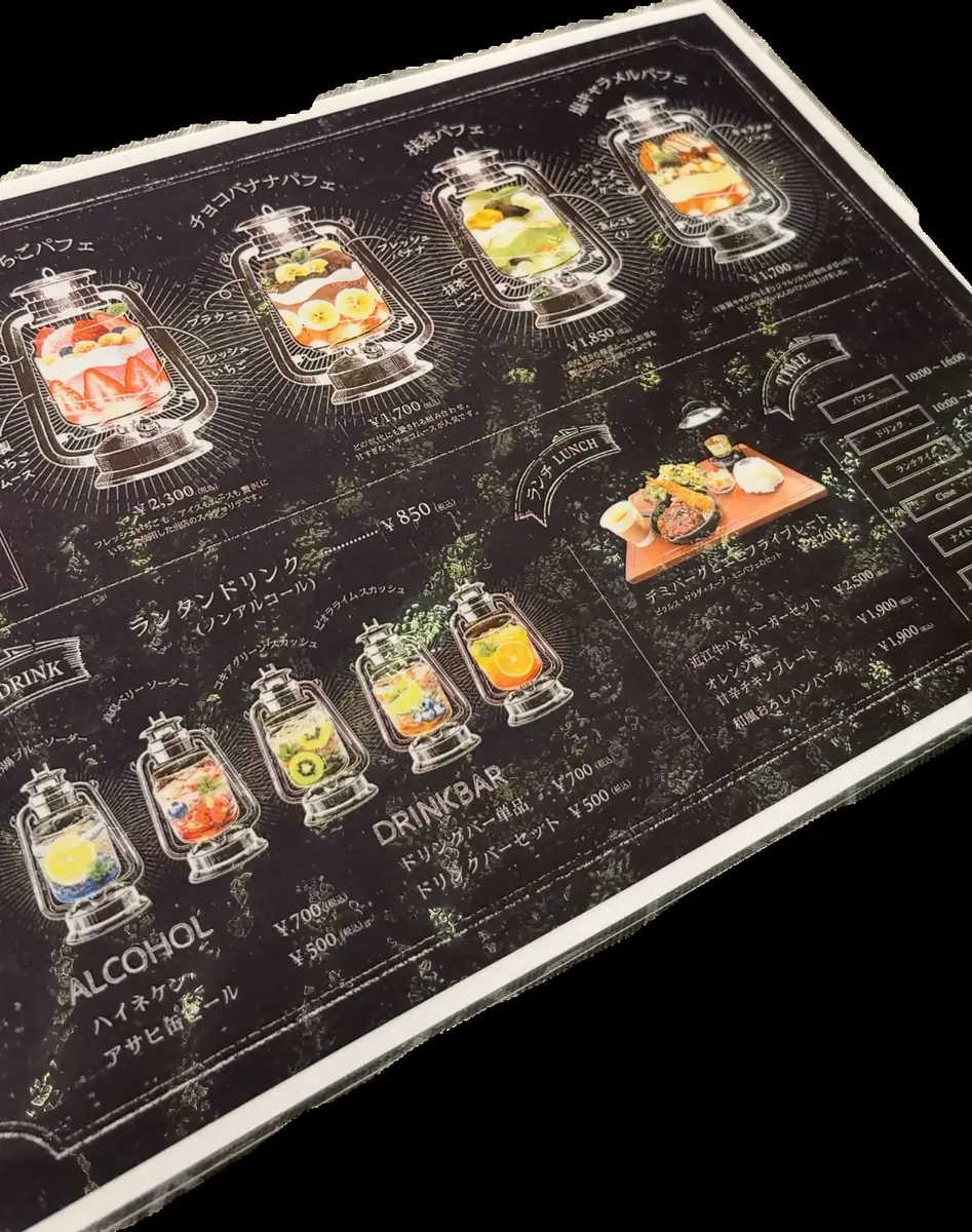 メニュー。パフェと飲みものの面(左)/ランチの面。どれもミニパフェ付きです(右)