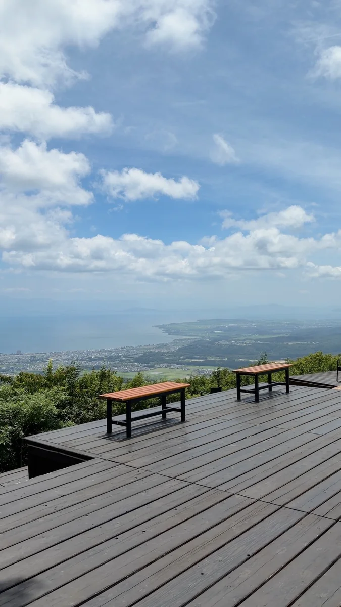ウッドデッキのベンチから。びわ湖と対岸まで見えます(左)/芝生に張られた日よけの布の下から(右)