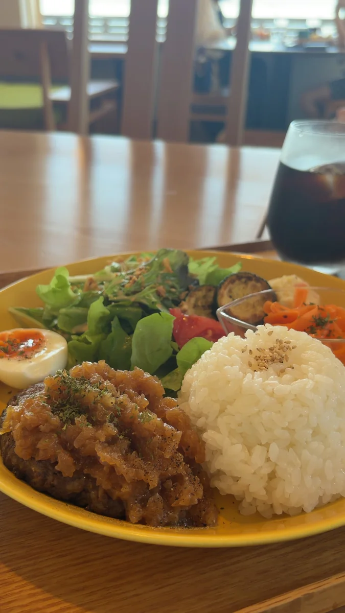 近江牛100%ハンバーグランチ 2,180円。ライスとサラダ、副菜が付きます(左)/ミニハンバーガーランチ 1,820円。ポテトチップスとスープ付き(右)