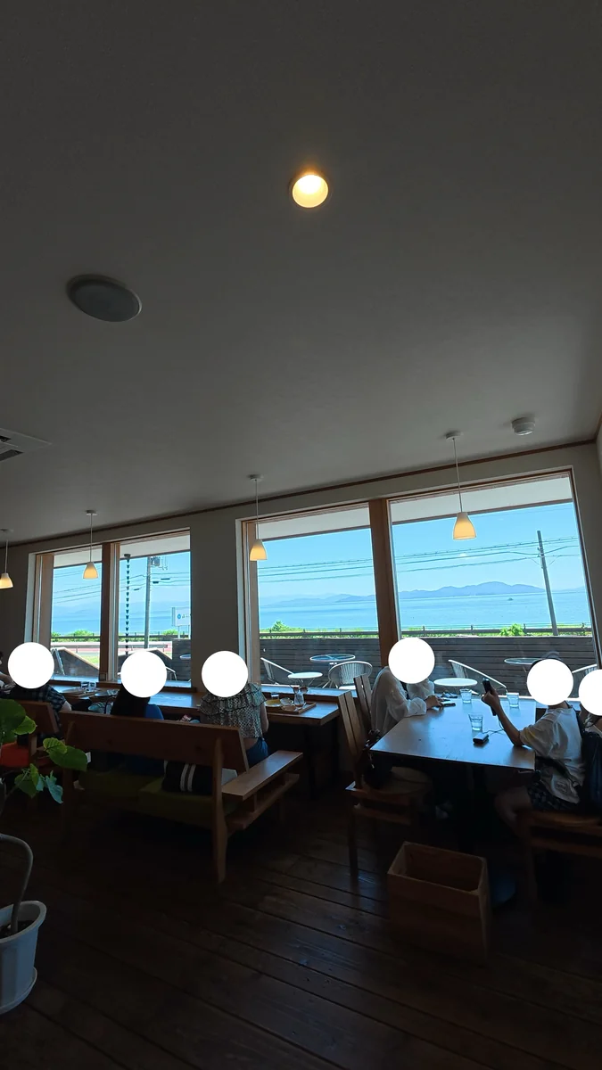 窓の向こうは琵琶湖と対岸の山(左)/店内の引き。窓側の列にカウンター席がある(右)
