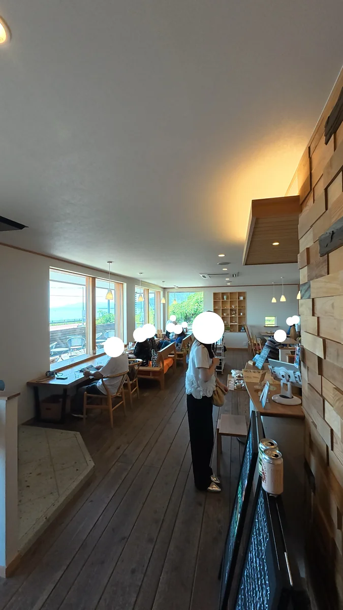 窓の向こうは琵琶湖と対岸の山(左)/店内の引き。窓側の列にカウンター席がある(右)