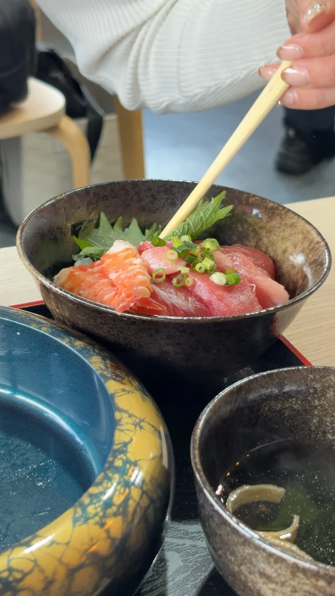 生本まぐろ「極み」御膳。奥が握り、手前が海鮮丼で、吸い物が付きます(左)/海鮮丼はまぐろと海老。大葉とねぎがのっています(右)