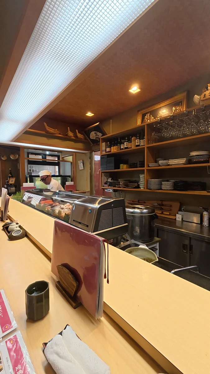 （左）カウンター席。正面がネタケースで、その奥が厨房です／（右）ケースの中。ここから、その日のお造りが出てきます