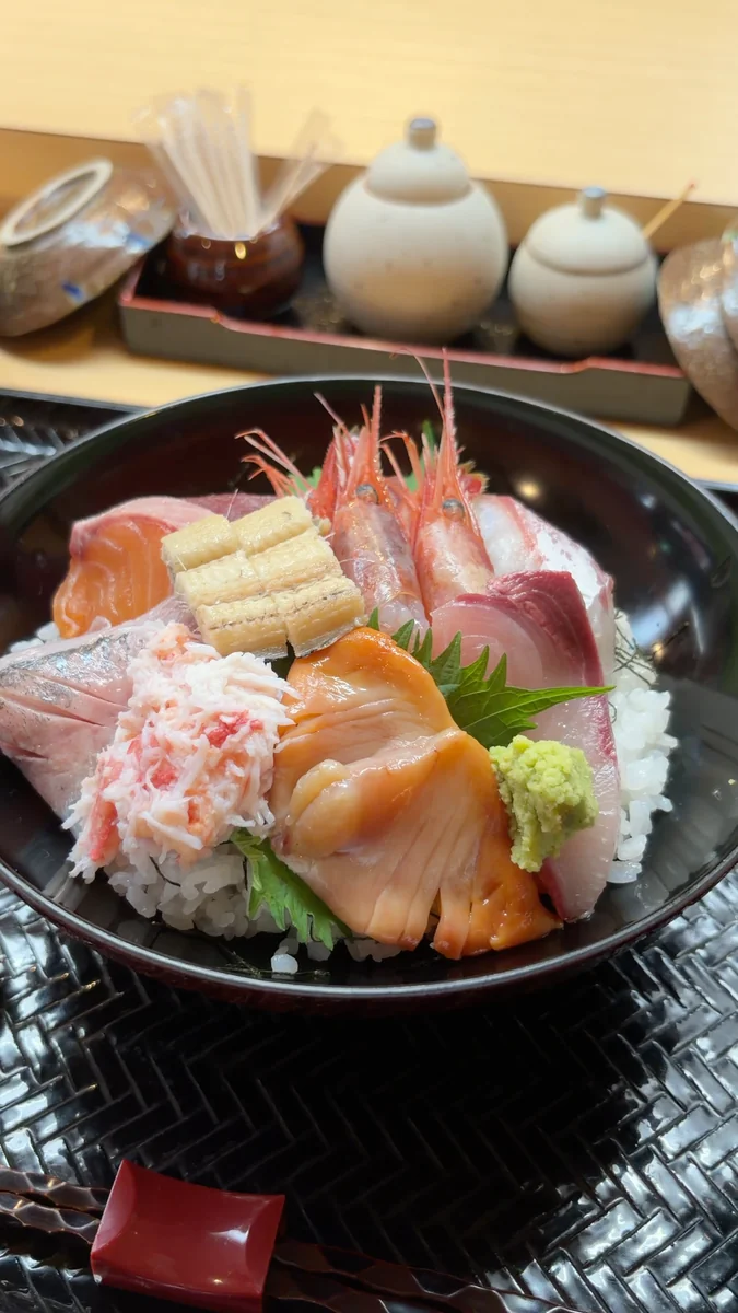 （左）上まさ定食のお造り。7種が1つの器に盛られています／（右）海鮮丼。ごはんが見えないくらい、切り身がのっています