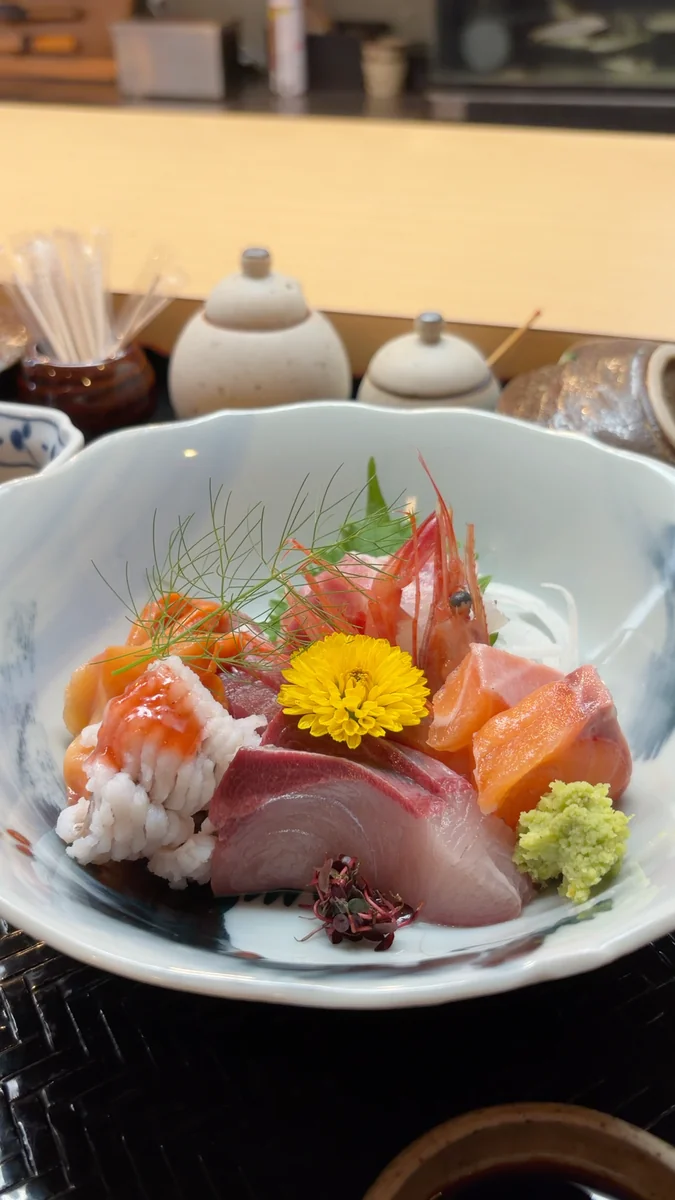 （左）上まさ定食のお造り。7種が1つの器に盛られています／（右）海鮮丼。ごはんが見えないくらい、切り身がのっています