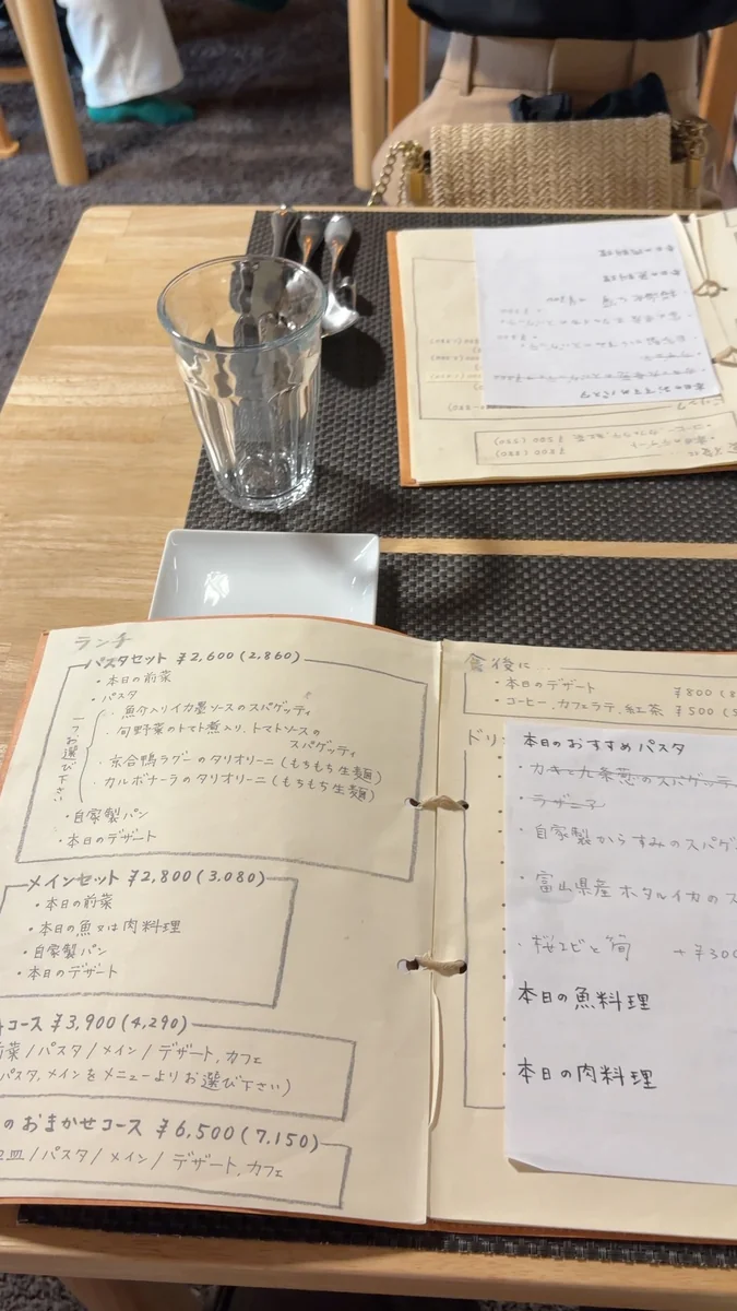 手書きのランチメニュー。パスタセット2,600円(2,860円)、メインセット2,800円(3,080円)ほか