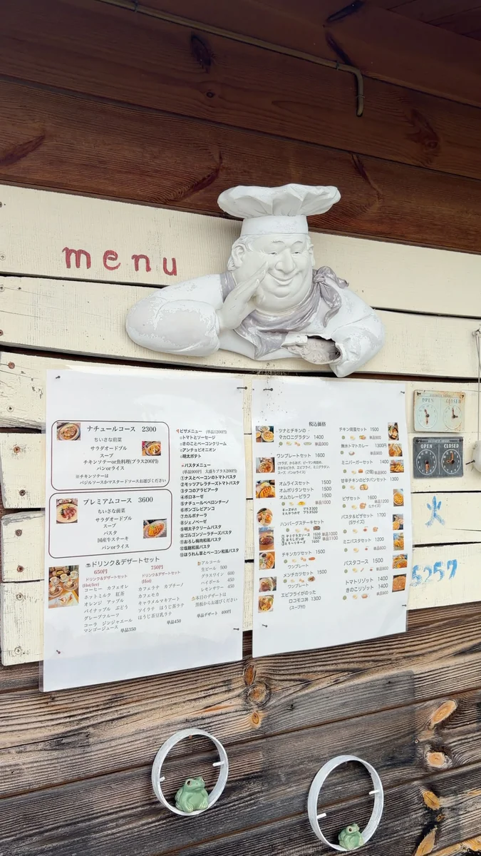 入口の外に貼られたメニュー。左がコース、右が単品とセットです