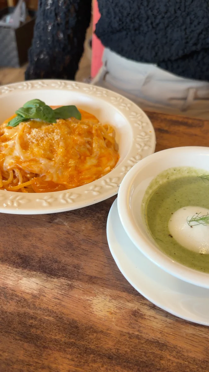 (左)モッツァレラチーズトマトのミニパスタと、セットのスープ/(右)セットのパンとバター