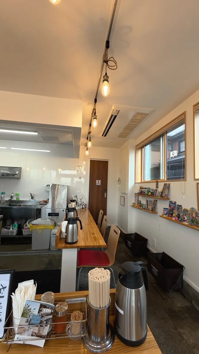 カウンター沿いの店内