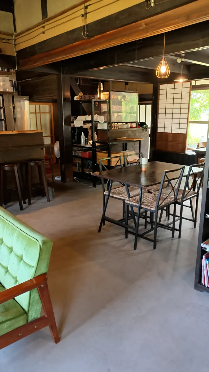 (左)木の棚がある店内/(右)テーブル席